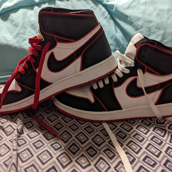 Air Jordan 1 Retro High Bloodline